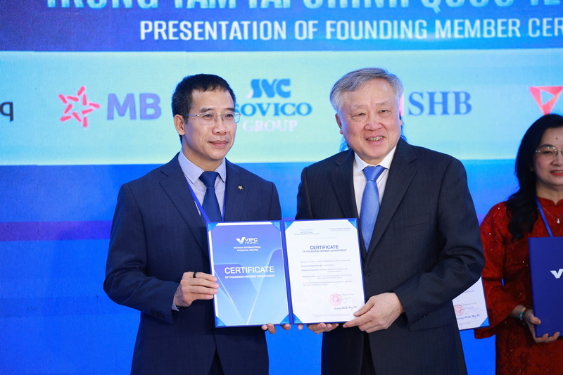 Phó Thủ tướng Thường trực Nguyễn Hoà Bình trao chứng nhận thành viên sáng lập cho đại diện Ngân hàng TMCP Quân đội (MB). Ảnh: MB