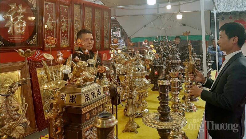 Người dân xã Ứng Thiên mua hàng Tết tại Triển lãm các sản phẩm, mẫu thiết kế hàng thủ công mỹ nghệ mới, sáng tạo gắn với các hoạt động phục vụ Xuân Bính Ngọ 2026. Ảnh: N.H