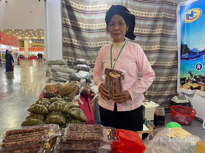 Bà Hoàng Thị Kim - Hộ kinh doanh đến từ tỉnh Điện Biên với sản phẩm lạp xưởng đạt OCOP 3 sao.