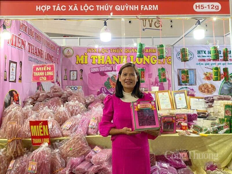 Hợp tác xã Lộc Thúy Quỳnh Farm (tỉnh Phú Thọ), do bà Trần Thị Thúy làm Giám đốc với các sản phẩm mì thanh long và miến thanh long đạt OCOP 3 sao.