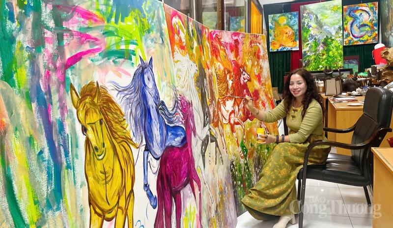 Hoạ sĩ Lê Thu Huyền - Trưởng ban Truyền thông Tạp chí Mỹ thuật đang hoàn thiện bức vẽ ngựa xuân Bính Ngọ 2026
