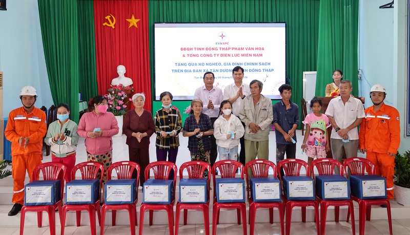 Phó Tổng giám đốc EVNSPC Bùi Quốc Hoan và đại biểu Quốc hội Phạm Văn Hòa trao tặng quà cho các hộ gia đình có hoàn cảnh khó khăn tại xã Tân Dương, tỉnh Đồng Tháp. Ảnh: PC Đồng Tháp