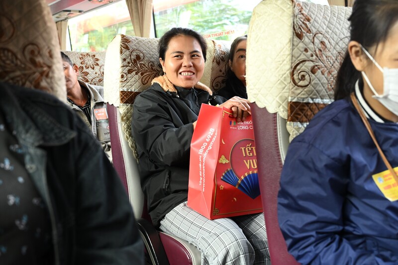 Bà con phấn khởi trên những “Chuyến xe yêu thương”, mong chờ khoảnh khắc đoàn tụ cùng gia đình.