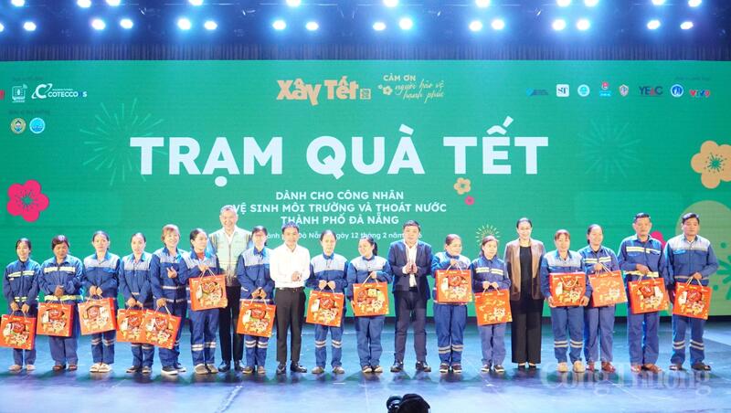 Ông Nguyễn Văn Oanh, Ủy viên Ủy ban Kiểm tra Trung ương cùng các đại biểu trao quà Tết cho công nhân Đà Nẵng.