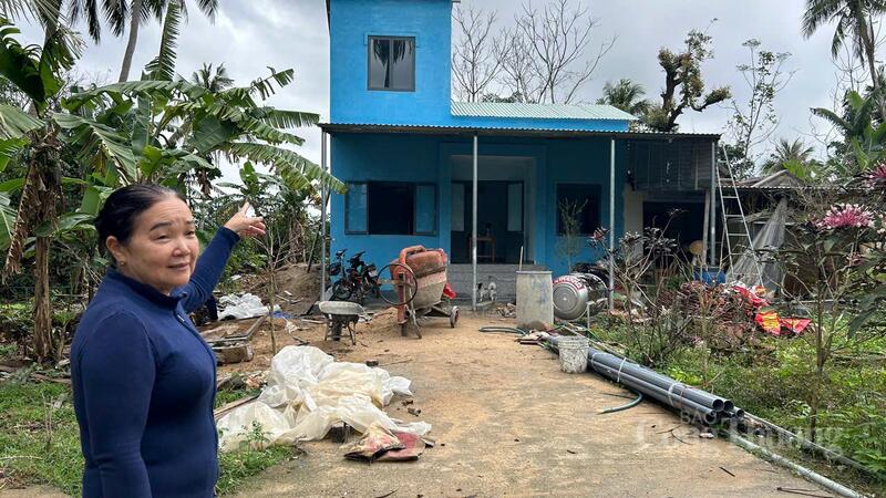 Người dân Đắk Lắk vùi mừng vì có nhà mới kịp đón Tết. Ảnh: Vũ Long