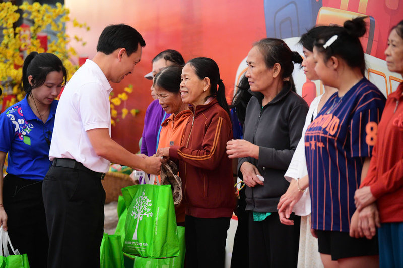 Lãnh đạo Saigon Co.op trao quà cho 900 người lao động có hoàn cảnh khó khăn về quê đón Tết.