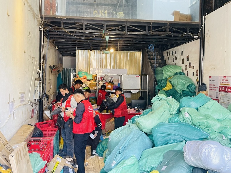 Đội ngũ shipper tất bật nhận hàng đi giao. Ảnh: Mai Liễu