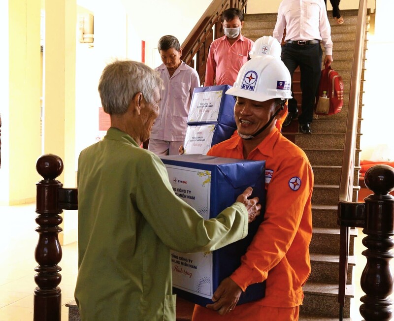 Ngành điện miền Nam mang Tết sớm đến với hàng nghìn hộ nghèo - 3