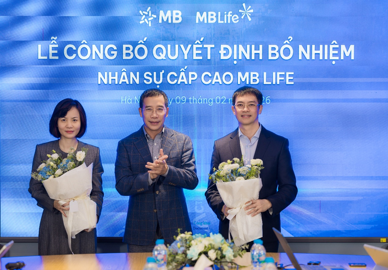 Thiếu tướng Lưu Trung Thái – Chủ tịch Hội đồng Quản trị MB trao quyết định cho ông Lê Viết Hải - Tân Chủ tịch Hội đồng Thành viên kiêm Tổng Giám đốc MB Life (phải).