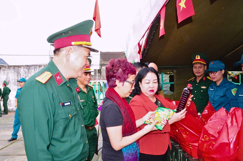 Đồng chí Cao Thị Hòa An, Ủy viên Trung ương Đảng, Phó Bí thư Thường trực Tỉnh ủy, Chủ tịch HĐND tỉnh thăm Gian hàng 0 đồng tại ngày hội
