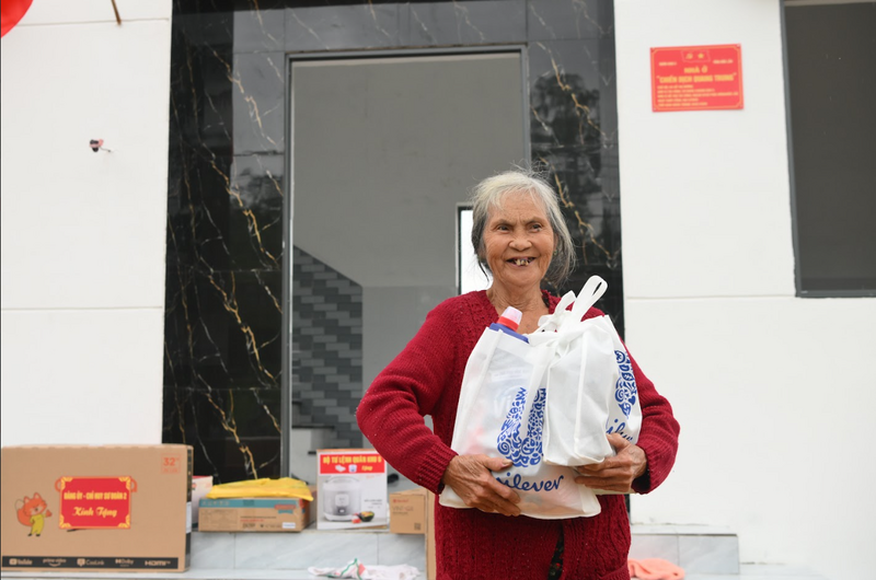 Các nhu yếu phẩm cơ bản được trao tặng, góp phần giúp người dân sớm ổn định sinh hoạt tại ngôi nhà mới