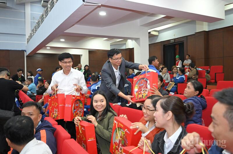 600 công nhân môi trường đô thị và thoát nước tại TP. Đà Nẵng phấn khởi nhận quà Tết từ "Xây Tết 2026".