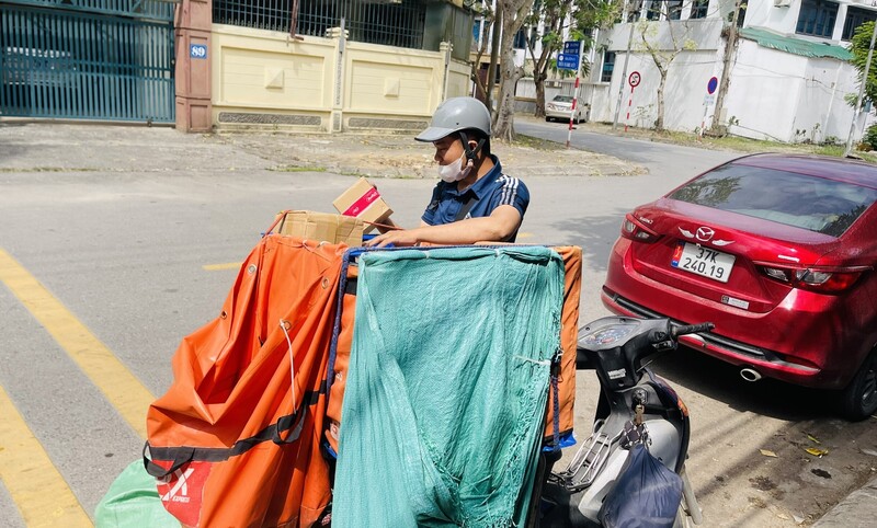 Những hình ảnh giao hàng quen thuộc trên các tuyến đường dịp Tết. Ảnh: Mai Liễu