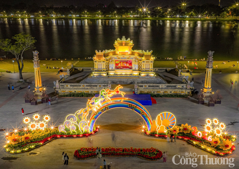 Hình tượng tam mã "phi nước đại" được đặt trước Bia Quốc Học. Ba ngựa tung vó tiến về phía trước mang thông điệp “Mã đáo thành công”, gắn với ước vọng khởi đầu hanh thông.