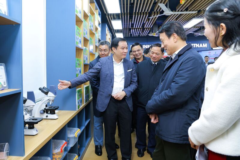 Chủ tịch HĐTV Petrovietnam Lê Ngọc Sơn giới thiệu với lãnh đạo Bộ Công an, Bộ Công Thương, tỉnh Hưng Yên về Chương trình STEM Innovation Petrovietnam