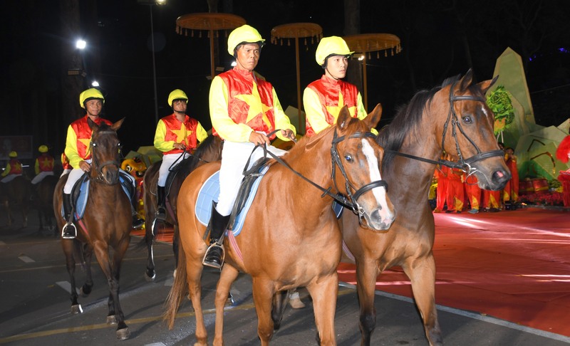 Đặc biệt, lần đầu tiên, Hội hoa xuân tổ chức diễu hành, trình diễn nghệ thuật với các giống ngựa quốc tế hằng đêm tại Công viên Tao Đàn, mang đến trải nghiệm mới lạ, hấp dẫn cho người dân Thành phố và du khách. Ảnh: Minh Khuê.