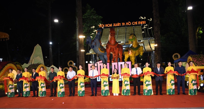 Lãnh đạo TP. Hồ Chí Minh và các đại biểu thực hiện nghi thức khai mạc Hội hoa xuân TP. Hồ Chí Minh 2026. Ảnh: Minh Khuê.