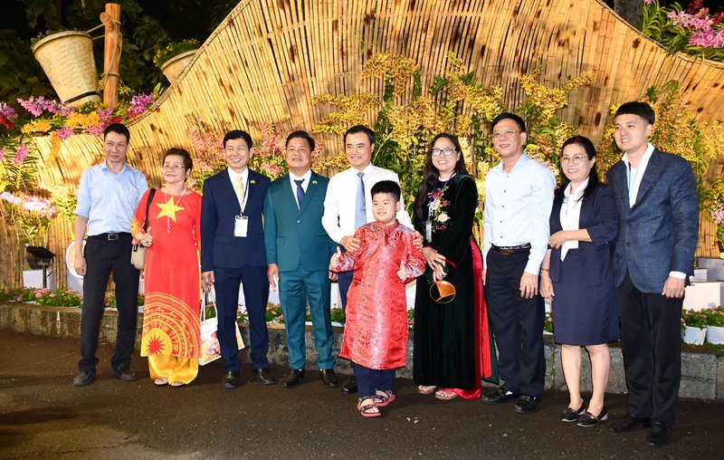 Lãnh đạo TP. Hồ Chí Minh, các đại biểu, người dân tham dự sự kiện. Ảnh: Minh Khuê.