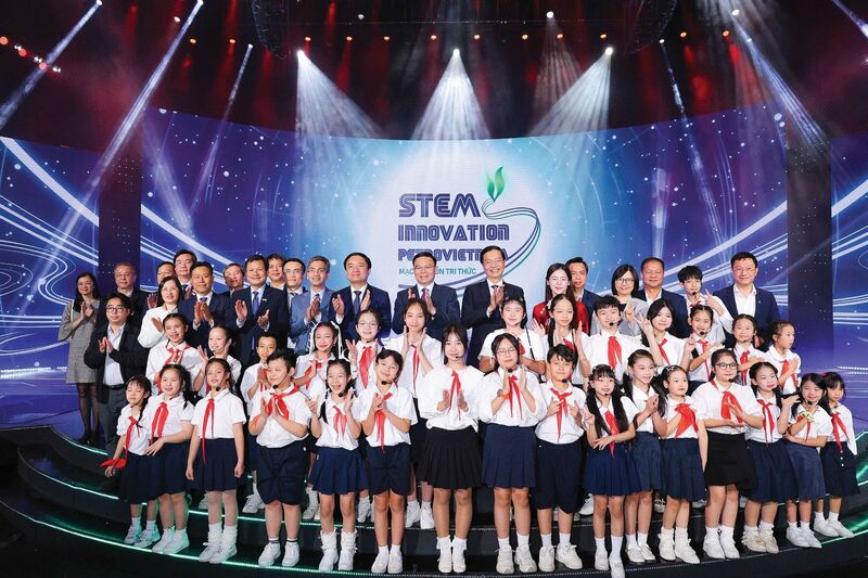 Đồng chí Lê Mạnh Hùng, Ủy viên Trung ương Đảng, Quyền Bộ trưởng Bộ Công Thương; đồng chí Lê Ngọc Sơn, Chủ tịch HĐTV Petrovietnam; đồng chí Trần Quang Dũng, Phó Bí thư Thường trực Đảng ủy Tập đoàn và các em học sinh tham dự chương trình cầu truyền hình trực tiếp “Mạch nguồn tri thức - STEM Innovation Petrovietnam”