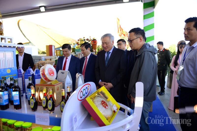 Phó Thủ tướng Thường trực Chính phủ Nguyễn Hòa Bình tham quan các sản phẩm OCOP của tỉnh Lâm Đồng. Ảnh: Lê Sơn