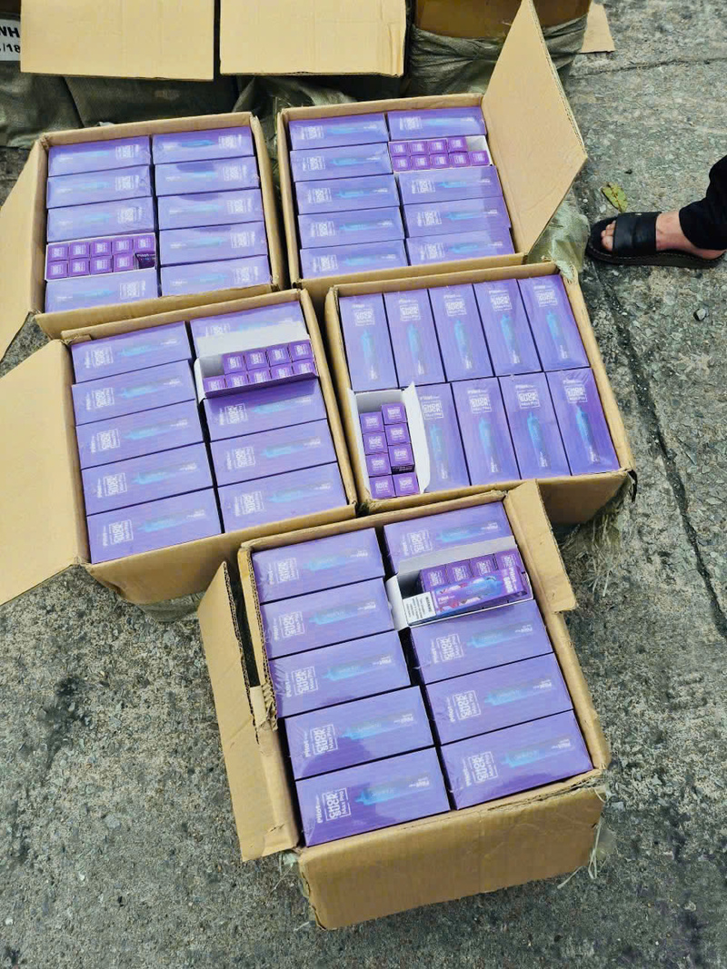 Tang vật vi phạm bị thu giữ gồm: 65.357 thiết bị thuốc lá điện tử; 3.389 lọ tinh dầu dùng cho thuốc lá điện tử.