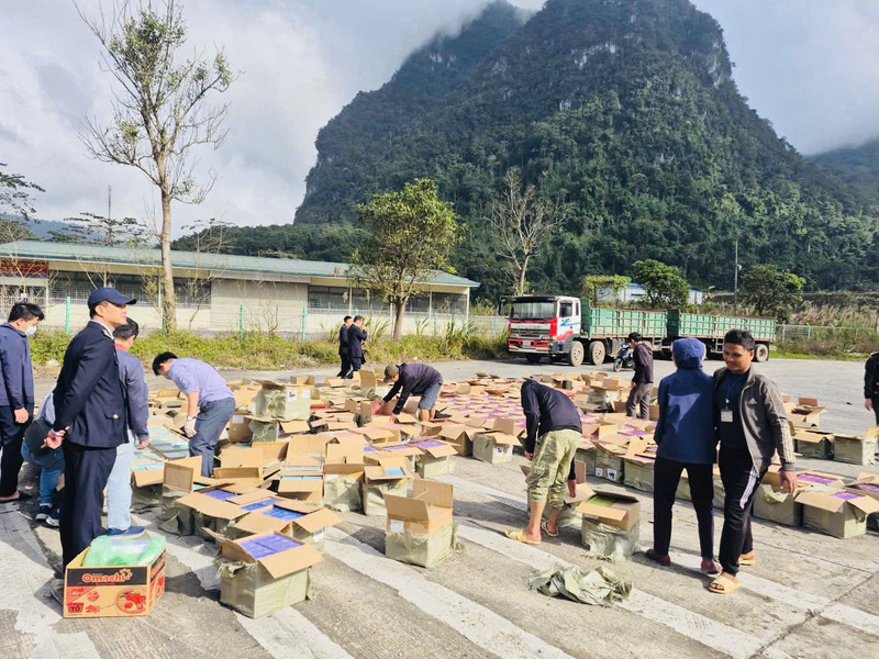 Chi cục Điều tra chống buôn lậu đã phối hợp với Hải quan cửa khẩu quốc tế Cha Lo tiến hành kiểm tra lô hàng. Ảnh: CHQ