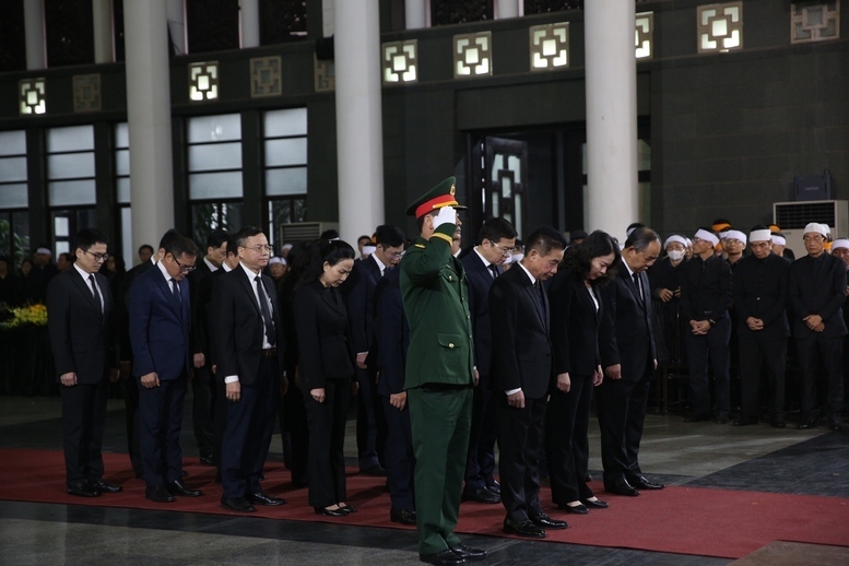Đoàn Chủ tịch nước do Phó Chủ tịch nước Võ Thị Ánh Xuân làm trưởng đoàn viếng đồng chí Đoàn Duy Thành - Ảnh: VGP/Nguyễn Hoàng