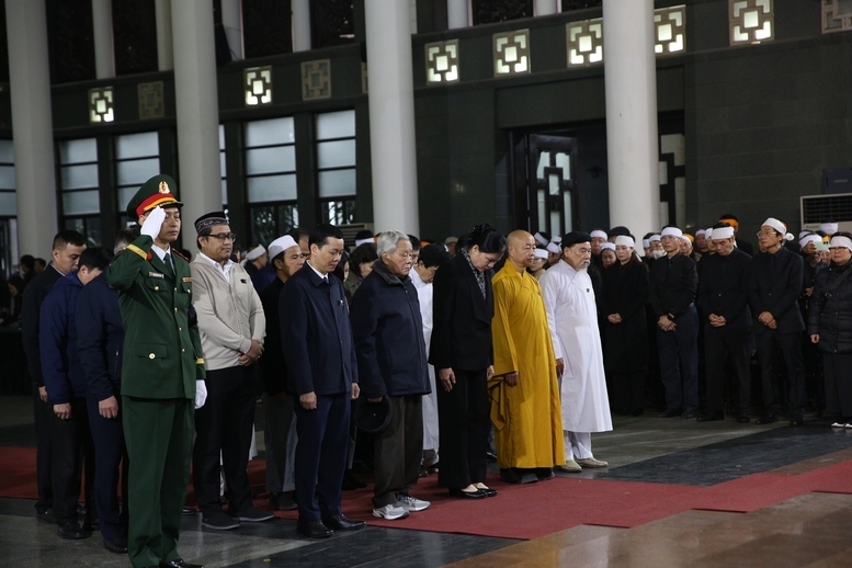 Đoàn Ủy ban Trung ương Mặt trận Tổ quốc Việt Nam do đồng chí Hà Thị Nga, Phó Chủ tịch – Tổng Thư ký Ủy ban Trung ương Mặt trận Tổ quốc Việt Nam viếng đồng chí Đoàn Duy Thành - Ảnh: VGP/Nguyễn Hoàng