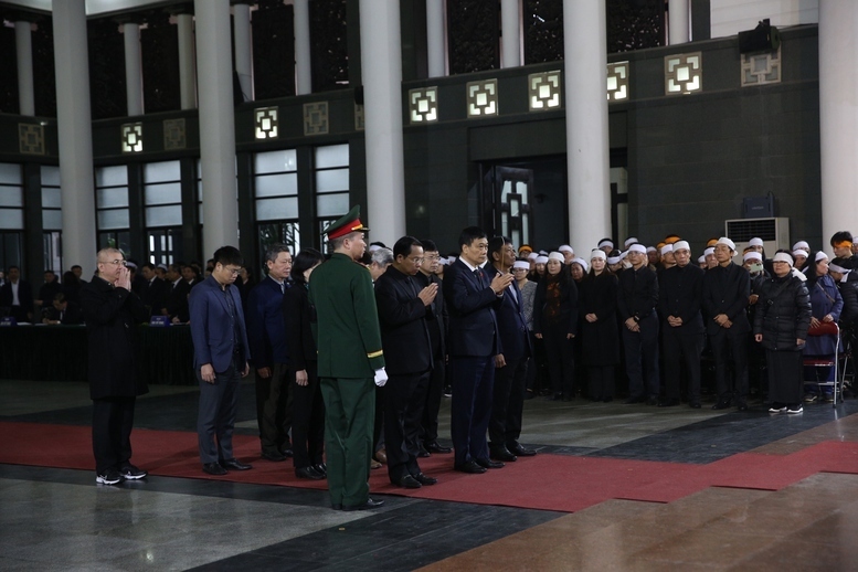 Đoàn Quốc hội do Phó Chủ tịch Quốc hội Vũ Hồng Thanh làm trưởng đoàn viếng đồng chí Đoàn Duy Thành - Ảnh: VGP/Nguyễn Hoàng