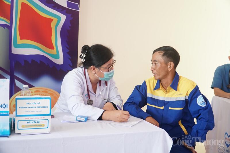 Thăm khám sức khỏe cho công nhân, người lao động.