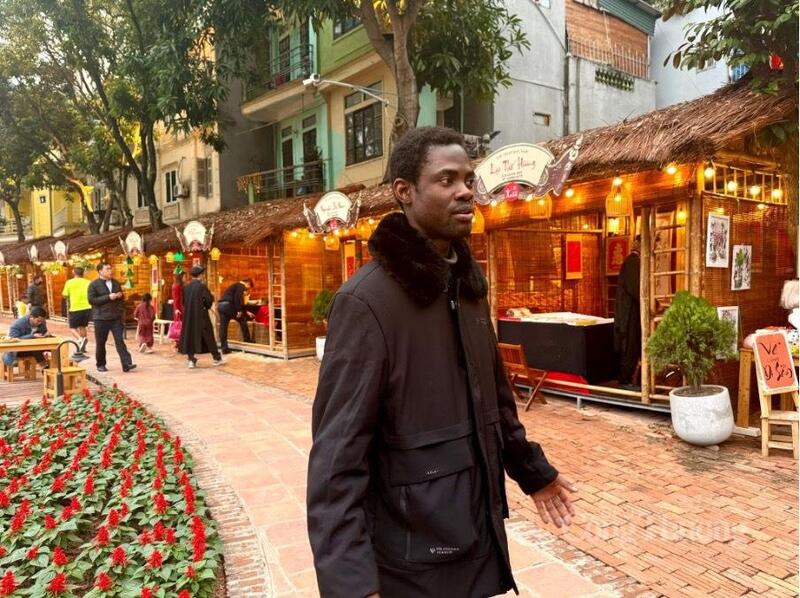 Gabriel - du khách đến từ Pháp thích thú trước không gian văn hóa Việt. Ảnh: Diệu Anh