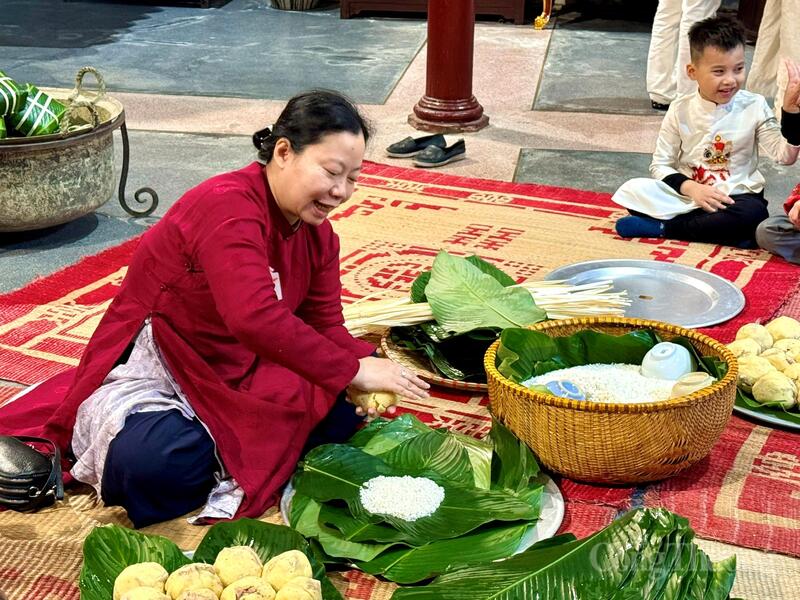 Gói bánh chưng xanh ngày Tết. Ảnh: Diệu Anh