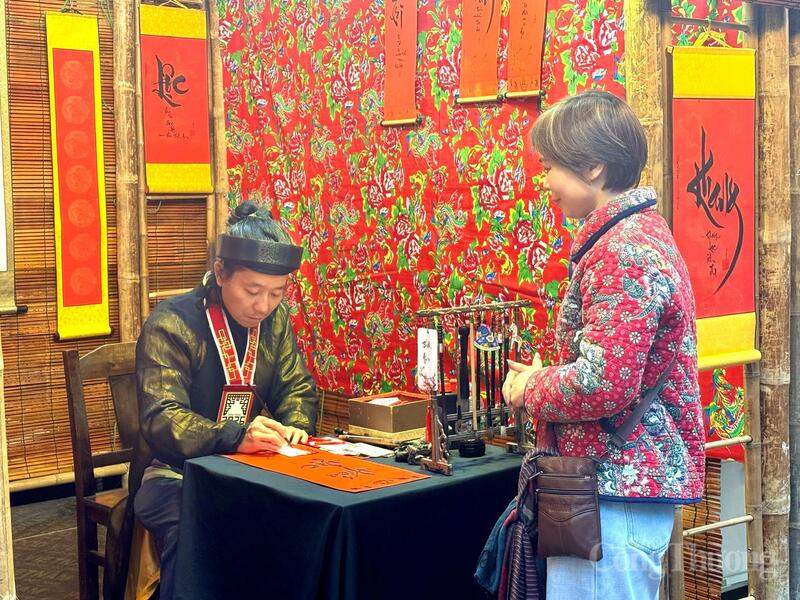 Xin chữ trở thành nét đẹp truyền thống vào dịp tết Nguyên đán. Ảnh: Diệu Anh