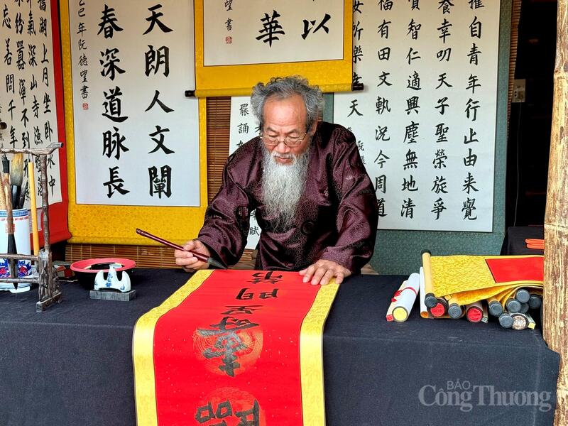 Hội chữ Xuân là không gian nuôi dưỡng khát vọng học tập suốt đời. Ảnh: Diệu Anh