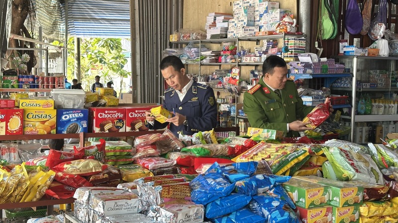 Lực lượng chức năng tỉnh Sơn La tăng cường công tác kiểm tra, kiểm soát hàng hóa bảo đảm chất lượng và ổn định thị trường. Ảnh: Hải Yến