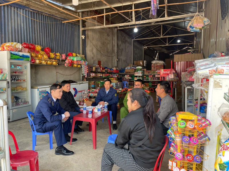 Lực lượng chức năng tỉnh Sơn La tuyên truyền tới các cơ sở kinh doanh tại các xã vùng sâu, vùng xa dịp tết Nguyên đán Bính Ngọ 2026. Ảnh: Nguyễn Nhung