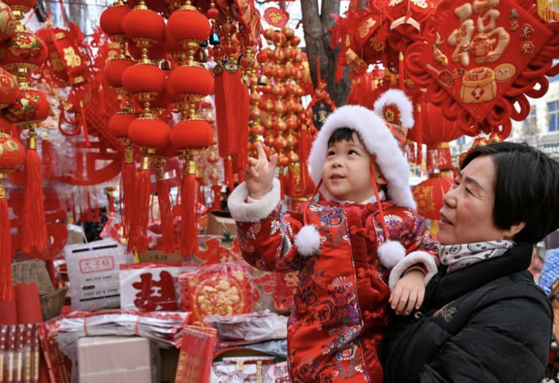 Người dân mua đồ trang trí cho Tết Nguyên đán sắp tới tại một khu chợ ở huyện Hạ Di, thành phố Thương Khâu, tỉnh Hà Nam, miền trung Trung Quốc. Ảnh: Xinhua