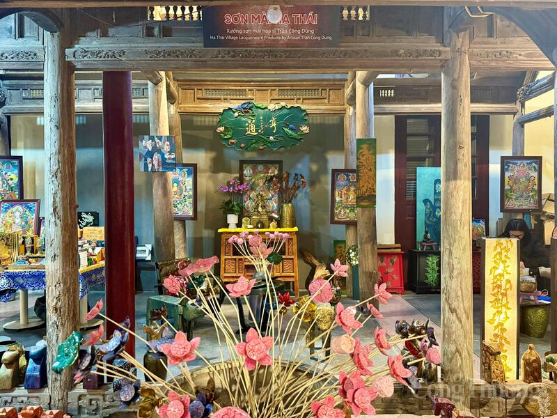 Gian hàng trưng bày các sản phẩm sơn mài Hạ Thái. Ảnh: Diệu Anh