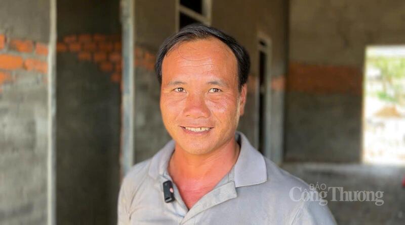 Anh Sùng A Chính chia sẻ với phóng viên Báo Công Thương. Ảnh: Vũ Long