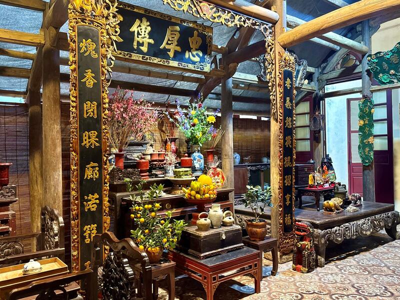 Không gian phòng khách - ban thờ Tết truyền thống. Ảnh: Diệu Anh