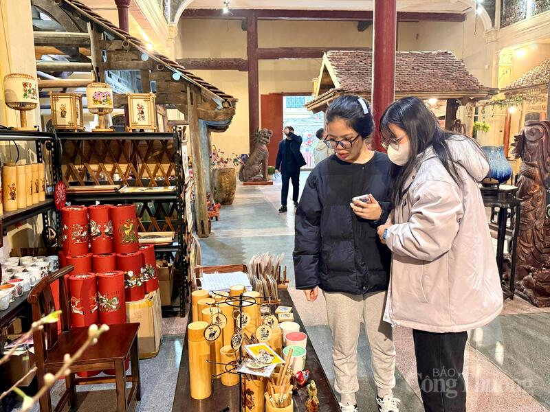 Các bạn trẻ tìm hiểu sản phẩm thủ công truyền thống. Ảnh: Diệu Anh