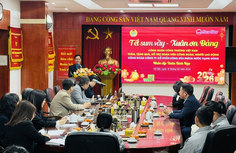 Đoàn công tác Công đoàn Công Thương Việt Nam đến thăm Công ty Cổ phần Bóng đèn Phích nước Rạng Đông. Ảnh: TL