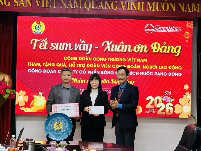 Chủ tịch Công đoàn Công Thương Việt Nam thăm, tặng quà Tết người lao động - 2
