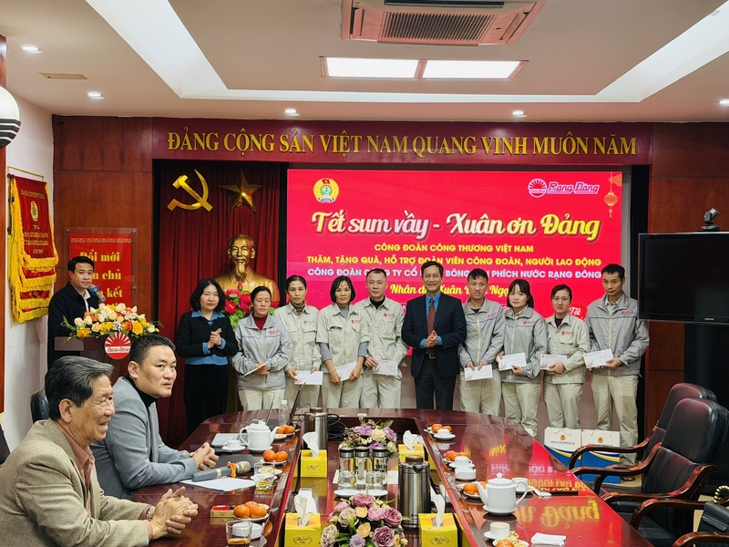 Chủ tịch Công đoàn Công Thương Việt Nam thăm, tặng quà Tết người lao động - 6