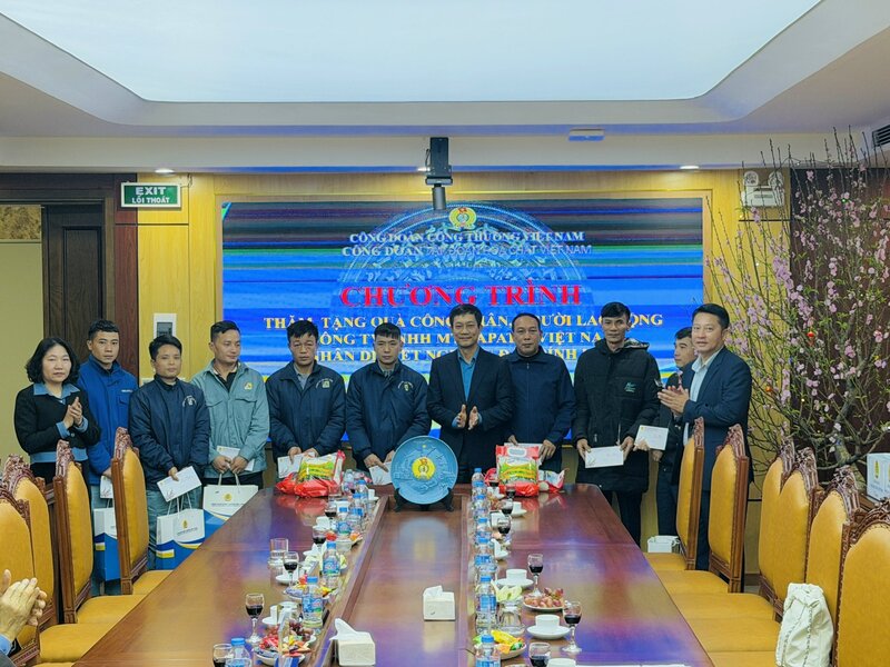 Chủ tịch Công đoàn Công Thương Việt Nam thăm, tặng quà Tết người lao động - 3