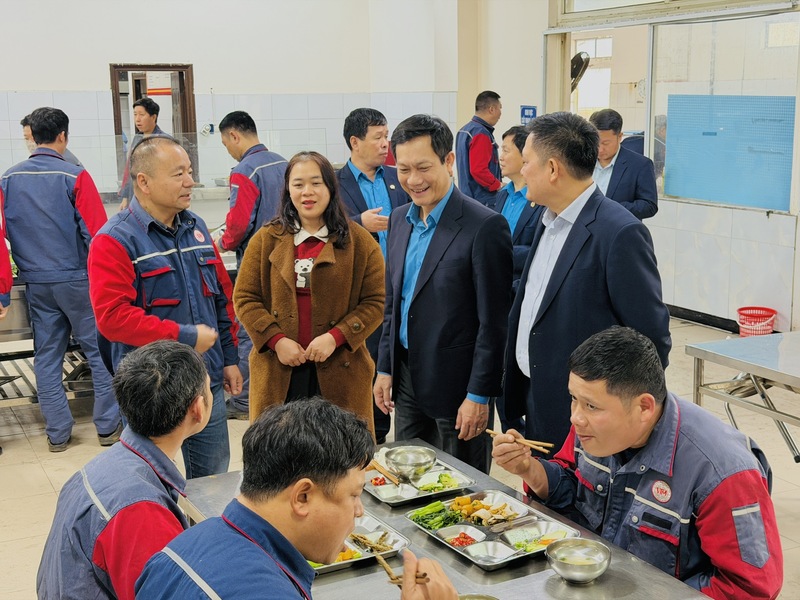 Chủ tịch Công đoàn Công Thương Việt Nam thăm, tặng quà Tết người lao động - 5