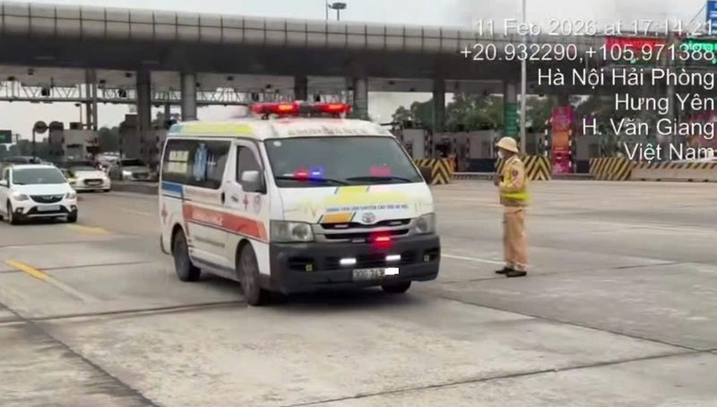 Lực lượng Cảnh sát giao thông kiểm tra, xử lý xe cứu thương vi phạm. Ảnh: Cục Cảnh sát giao thông