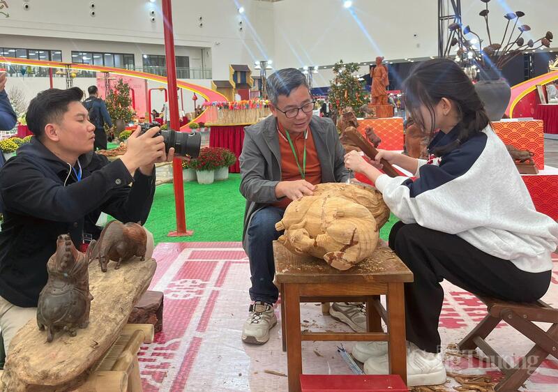 Các bạn trẻ trải nghiệm nghề tại Không gian quảng bá, giới thiệu sản phẩm tiêu biểu “Tết sum vầy” – Hội chợ Mùa Xuân lần thứ nhất năm 2026. Ảnh: N.H