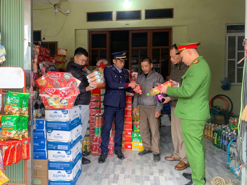 Lực lượng Quản lý thị trường Lạng Sơn phối hợp các lực lượng chức năng tuyên truyền, hướng dẫn hộ kinh doanh chấp hành quy định pháp luật trong hoạt động thương mại. Ảnh: QLTT Lạng Sơn