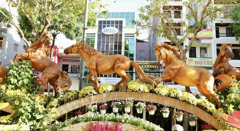 Linh vật ngựa - biểu tượng của năm Bính Ngọ trở thành “nhân vật trung tâm”.